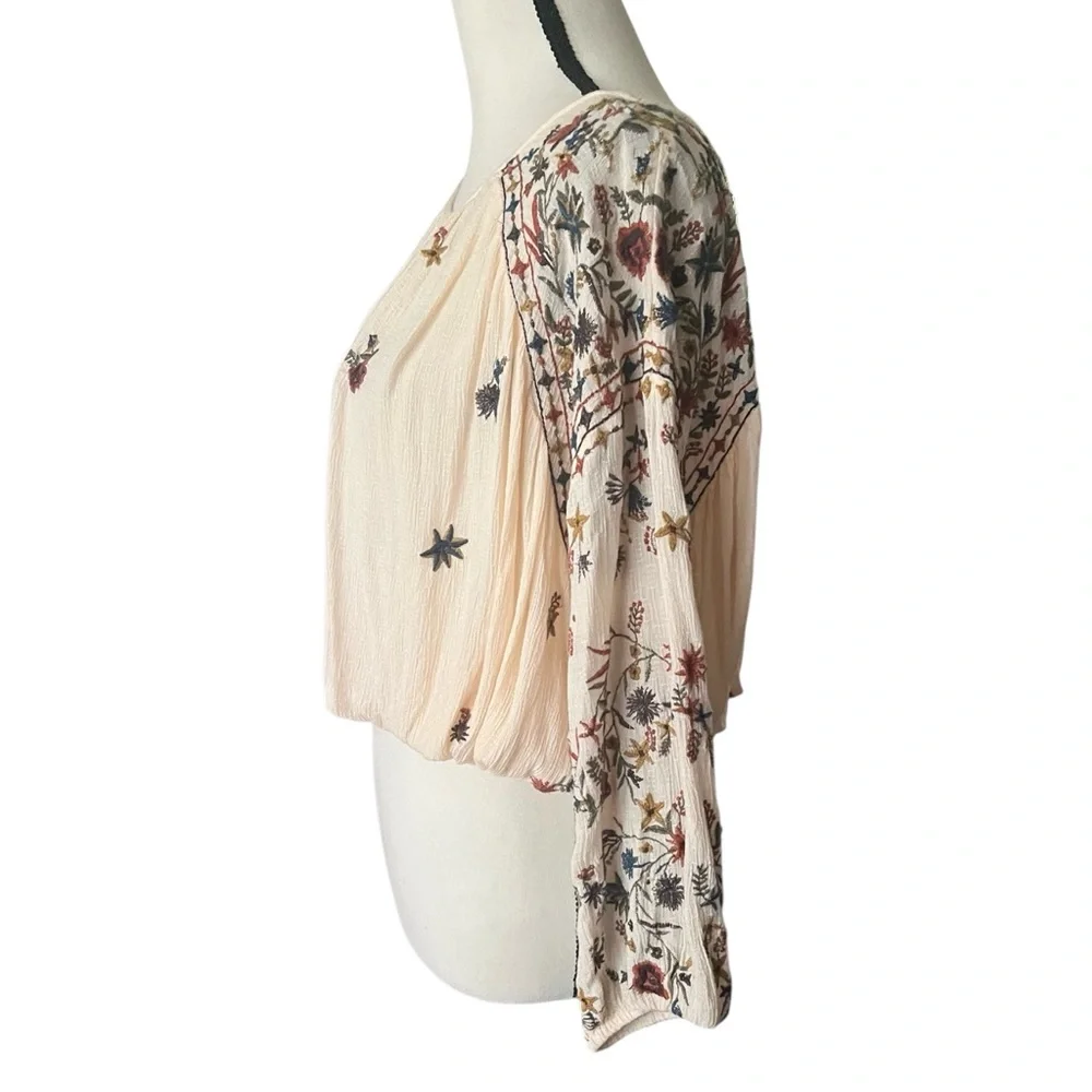 Boho Free People Floral Embroidered Shirt Elastic waist top. Size SP.
